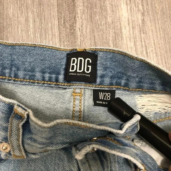 Urban Outfitters BDG Essential Mid-Rise Denim Shorts Women's‎ Size 28 - Picture 2 of 7